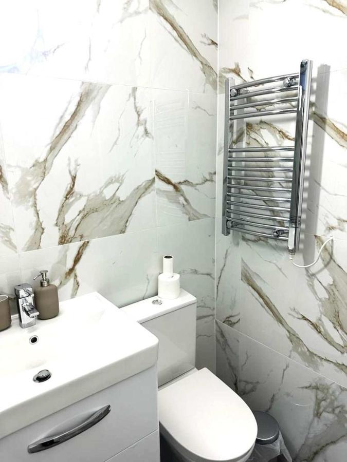 Stylish Apartment At Carlton Grove London Bagian luar foto